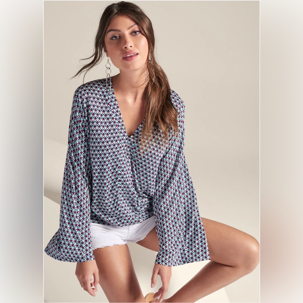 Chevron Patterned V-Neck Banded Blouse - Picture 4 of 6